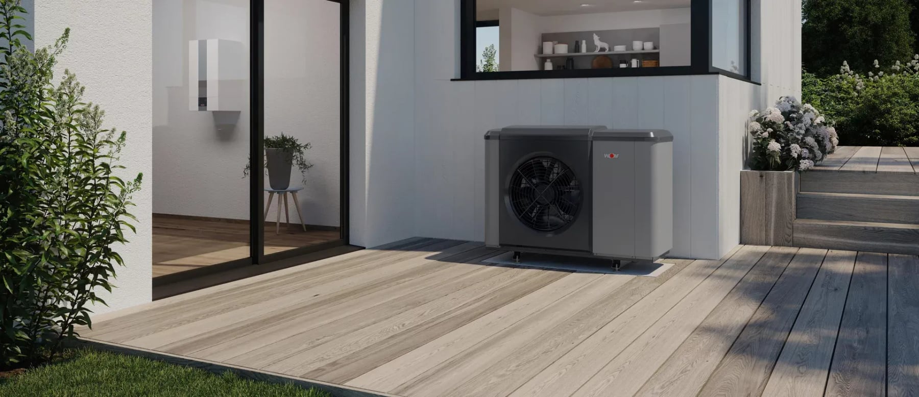 Wärmepumpe an modernem Haus auf Holzterrasse