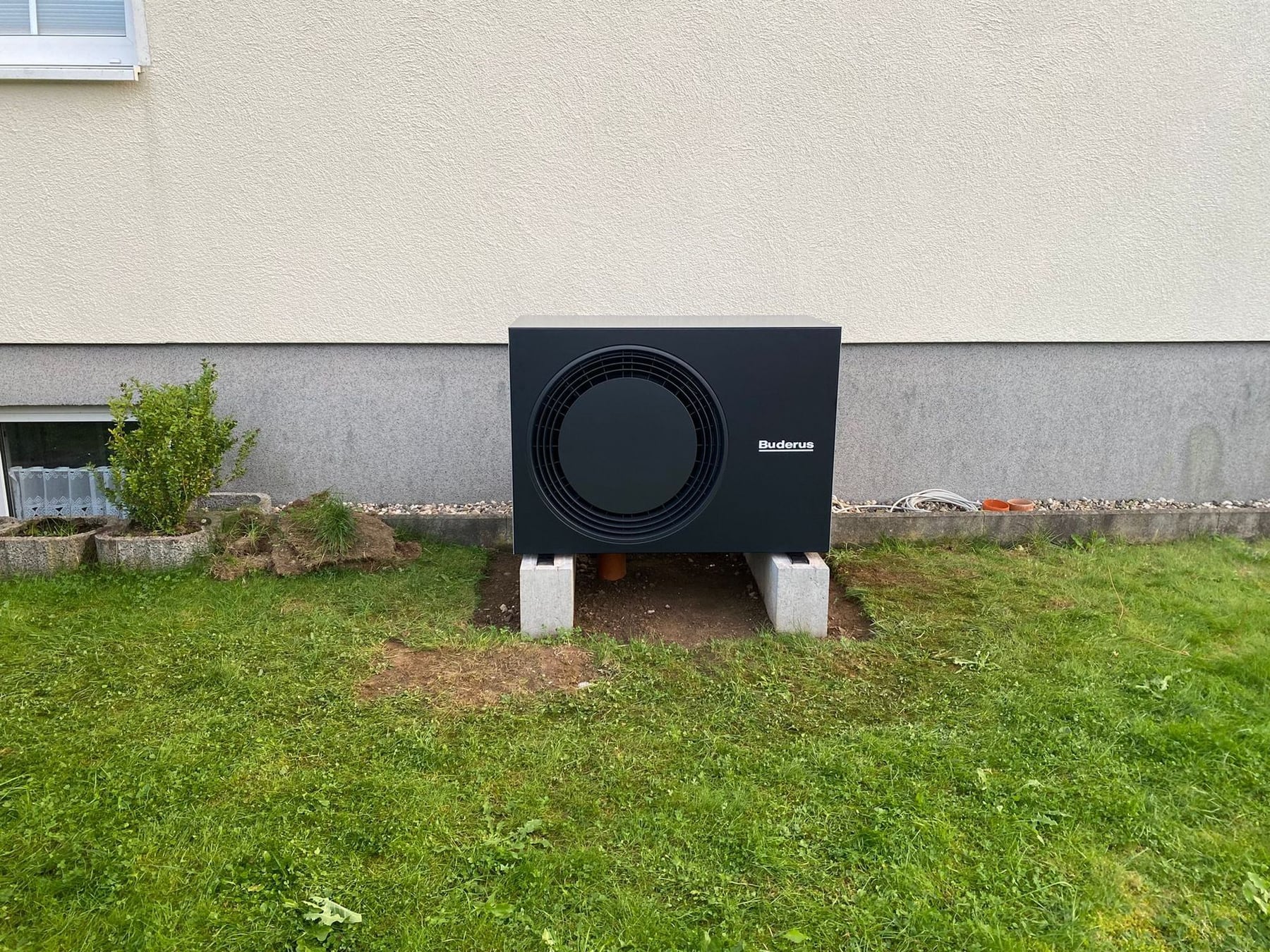 Installierte Buderus Wärmepumpe an Hauswand